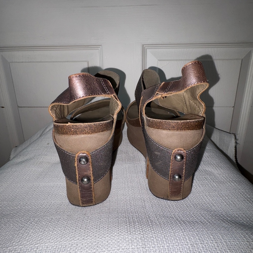 OTBT Metallic Brown Wedge Sandals Bushnell 8M - Picture 6 of 7